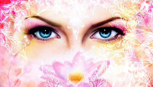 蓝色的女性眼睛里喜上眉梢了迷人的后面盛开着玫瑰的莲花，装饰物