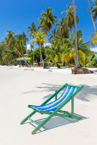 沙滩椅在白色的沙滩上