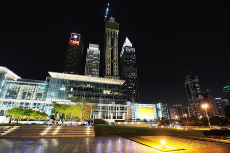 迪拜世界贸易中心在夜间的摩天大楼