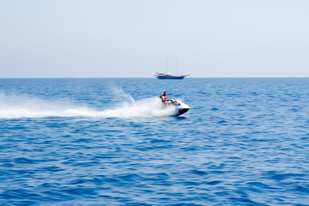 在 waterbike 上的男人