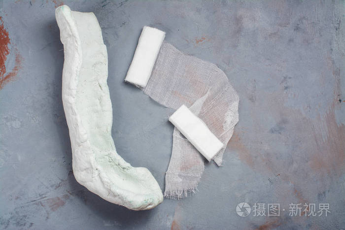 石膏和桌上的绷带