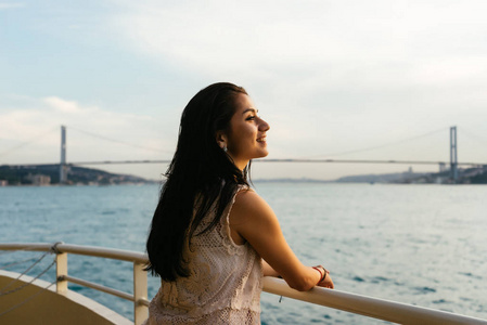 邮轮在海上享受旅游度假的船度假女人。看着海洋自由无忧无虑快乐的女孩