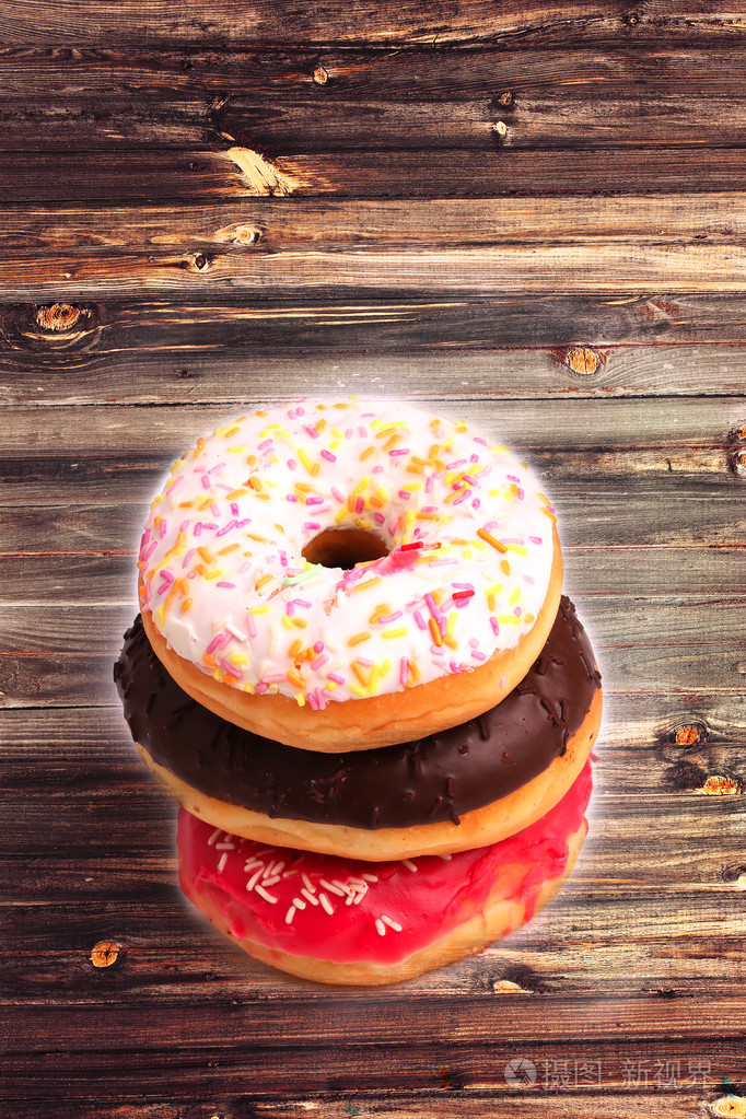 油炸甜甜圈在一个木制的背景