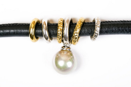 现代 neklace 带珍珠和环