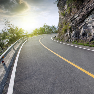 曲折的道路，作为背景