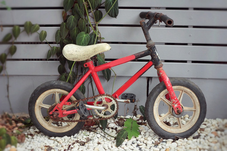 老复古红色儿童自行车图片