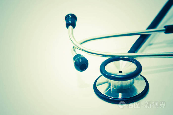 在白色背景上孤立的听诊器
