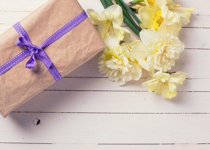 带着礼物盒和春天的花朵
