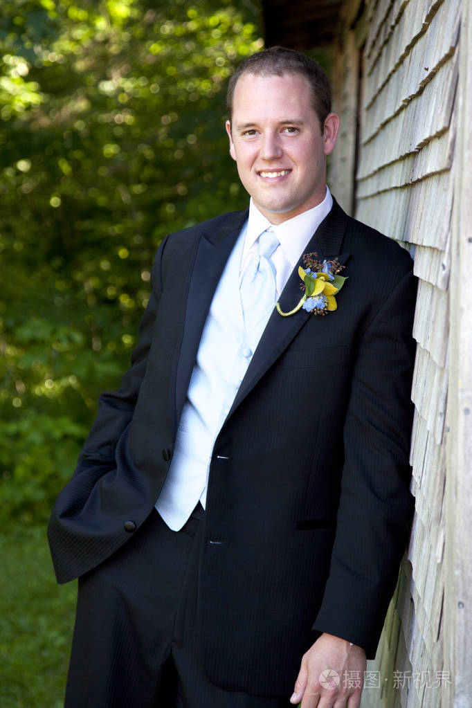 微笑着红色头发的新郎