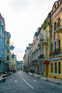 与色彩缤纷的房子在夏天在欧洲老镇的美丽街景视图