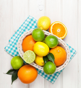 柑橘类水果篮子里图片