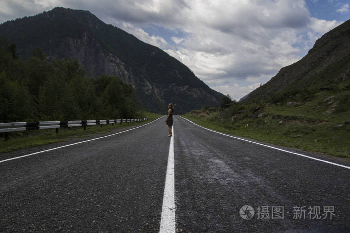 一个赤脚的女人沿着山路走。旅游旅游和人的概念