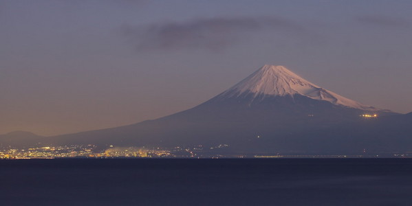 在冬季的富士山和阿希湖