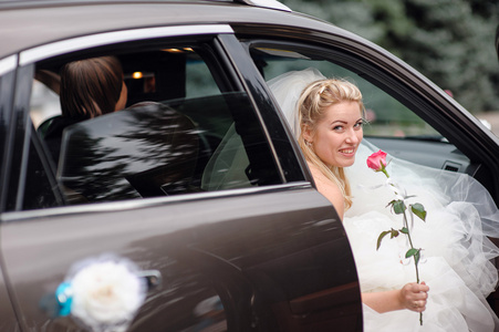 幸福的新娘在婚礼车