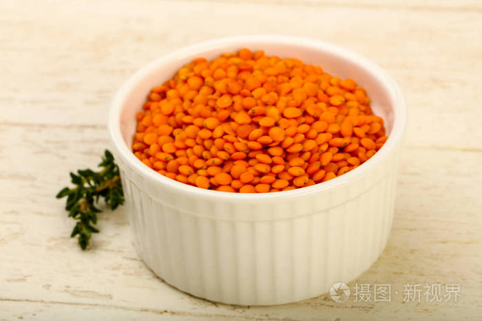 在碗里的橙色小扁豆