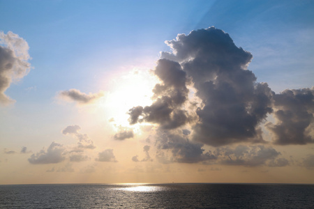 海上日出或日落时的时间。海面上的美好时光