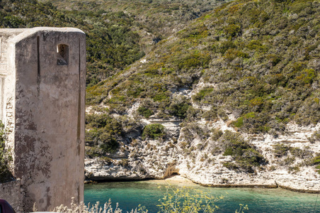 科西嘉 大海和城市南端的岛屿，著名的莫泊桑的短篇小说，仇杀的设置在博尼法西奥老镇古城墙