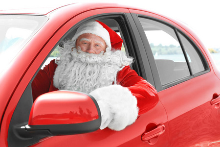 圣诞老人在红色的车图片