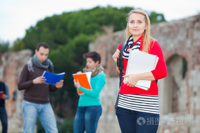 在公园的多元文化学院学生