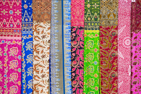 各式各样的彩色围裙出售，巴厘岛，巴厘岛，印度尼西亚