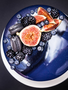 蓝色蛋糕布满镜子釉 新鲜黑莓 蓝莓和无花果