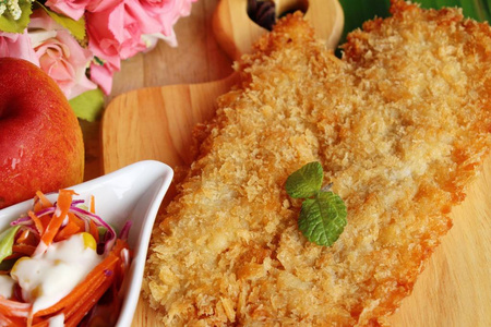 蔬菜沙拉美味煎海鲂鱼图片