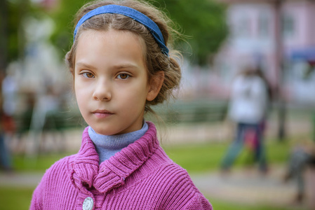 小女孩在紫色的毛衣