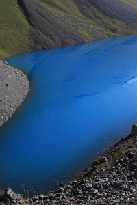 山下湖与山高背景中