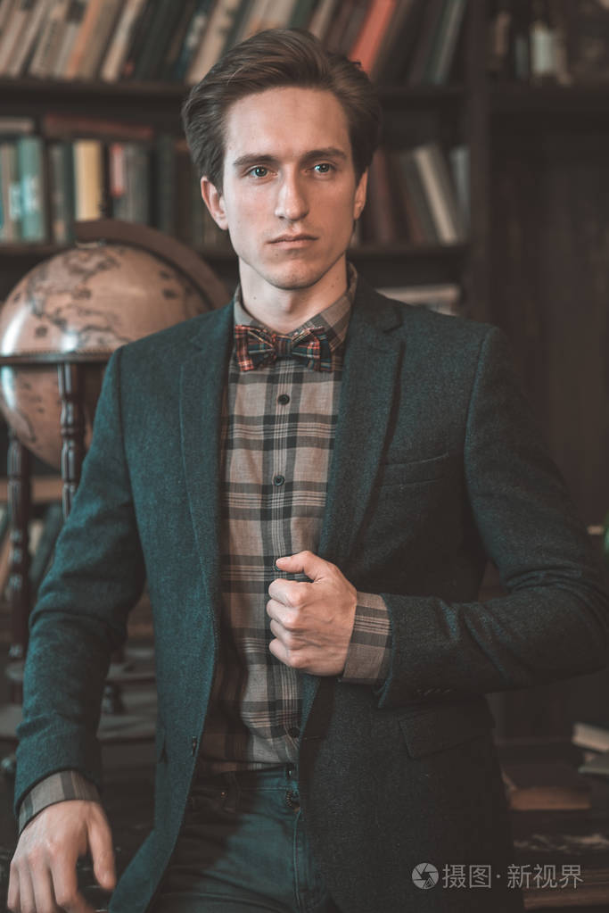 一个人以严厉的目光的肖像