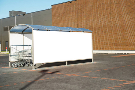 购物车在超市附近的停车场上返回点照片