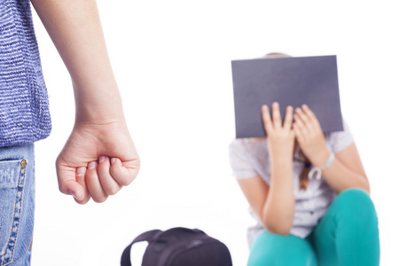 害怕痛苦的一个男孩欺负的小女孩照片