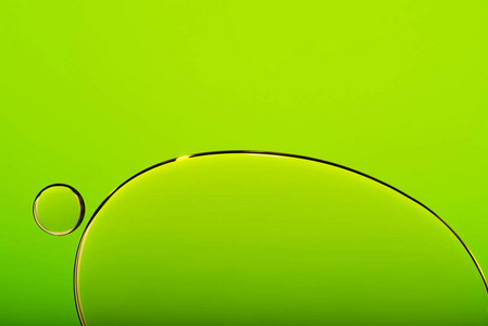 油滴在水中，泡沫绿色抽象背景