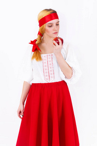 美丽的少女在传统的俄罗斯服装