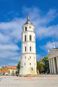 美丽的钟楼和圣徒斯坦尼斯劳斯维尔纽斯大教堂大教堂和 Vladislaus 和明亮的蓝天白云，立陶宛维尔纽斯
