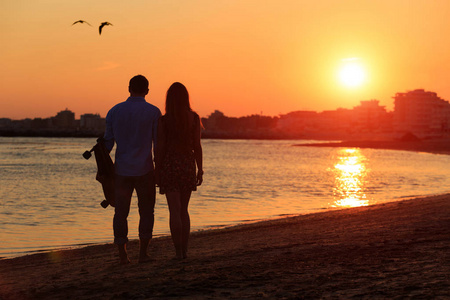 在浪漫的约会时刻的男朋友和女朋友.爱和平或安静度假的的概念照片