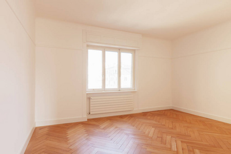 空荡荡的房间，我们可以看到 windows 和镶木地板，里面没人图片