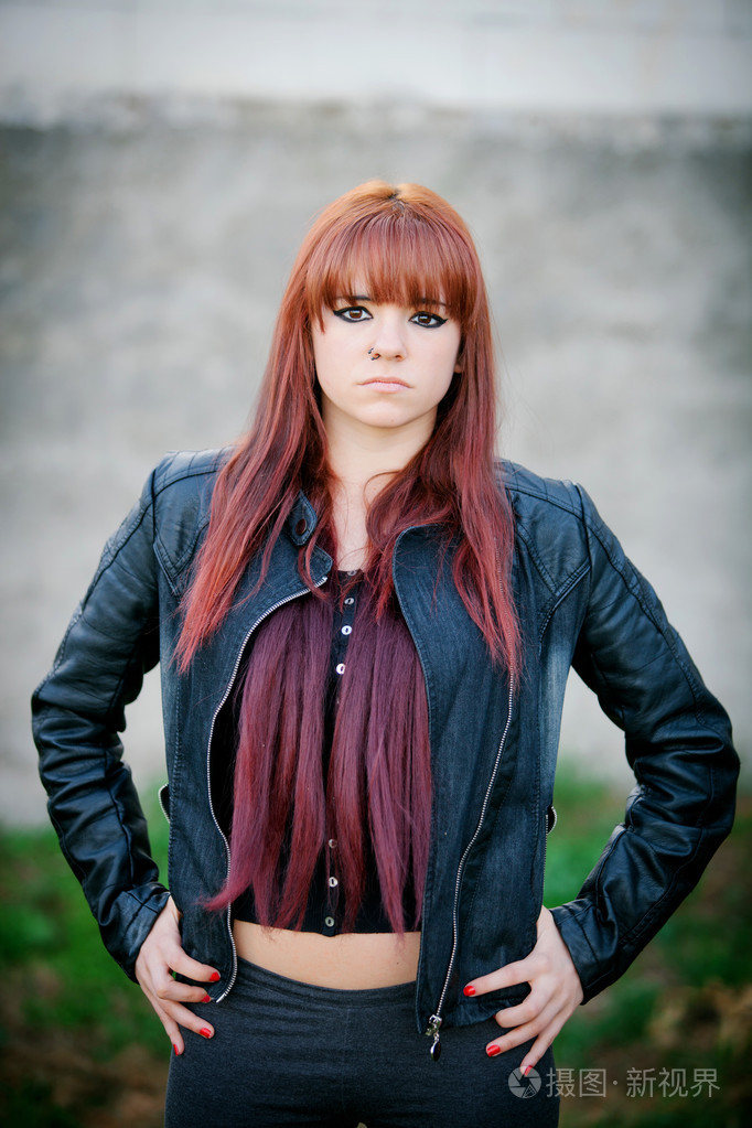 红头发的叛逆女孩