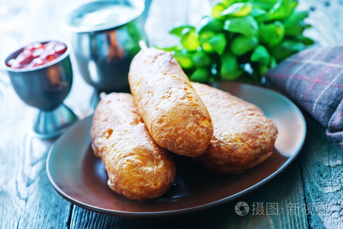 在板上的新鲜corndogs