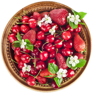 甜樱桃和草莓在碗里照片