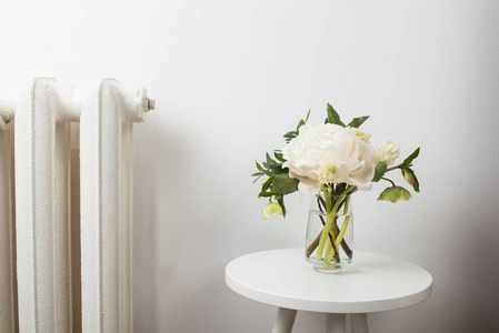 白牡丹花朵白色室内的咖啡桌上