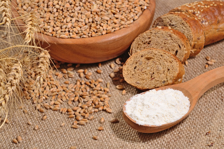 白面粉木勺 小麦和面包