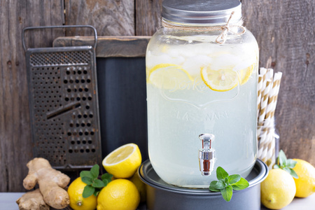 在一个饮料饮水机姜自制柠檬水图片