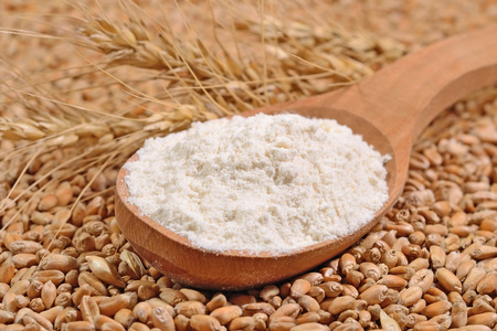麦子堆白色的木勺,耳朵上一粒麦子小麦面粉照片