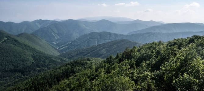 丘陵 山谷和蓝蓝的天空的 Mala Fatra 山在斯洛伐克