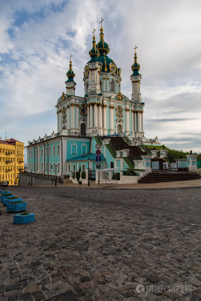 教会在基辅市蓝蓝的天空下