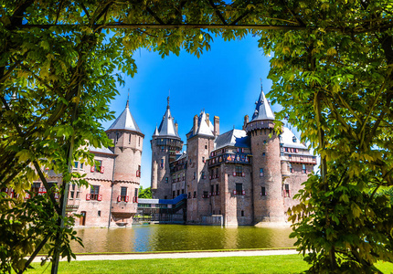 一般认为的城堡德哈尔在荷兰最大的城堡。它是由荷兰的新哥特式的库佩斯的主人建造的罗斯柴尔德家族成员
