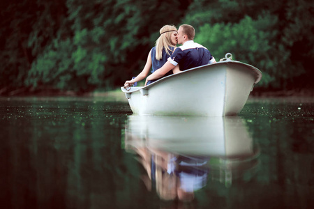 温柔的情侣接吻在船上