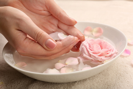 女手端着碗照片