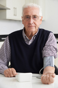 老人测量血压图片