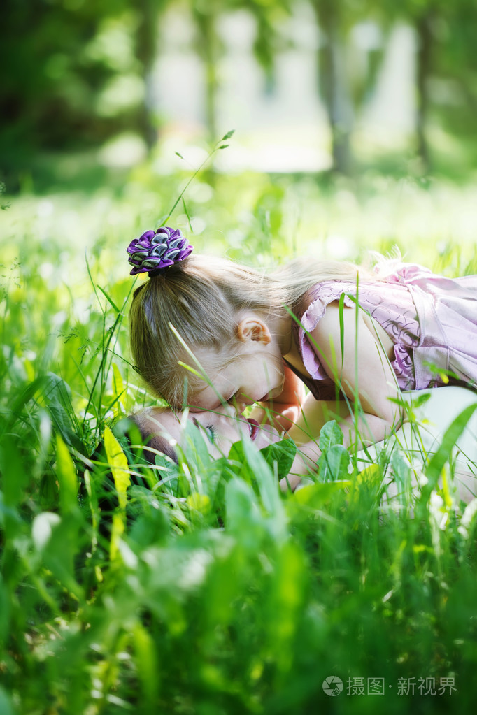 家庭幸福. 母亲和女儿躺在草地上拥抱